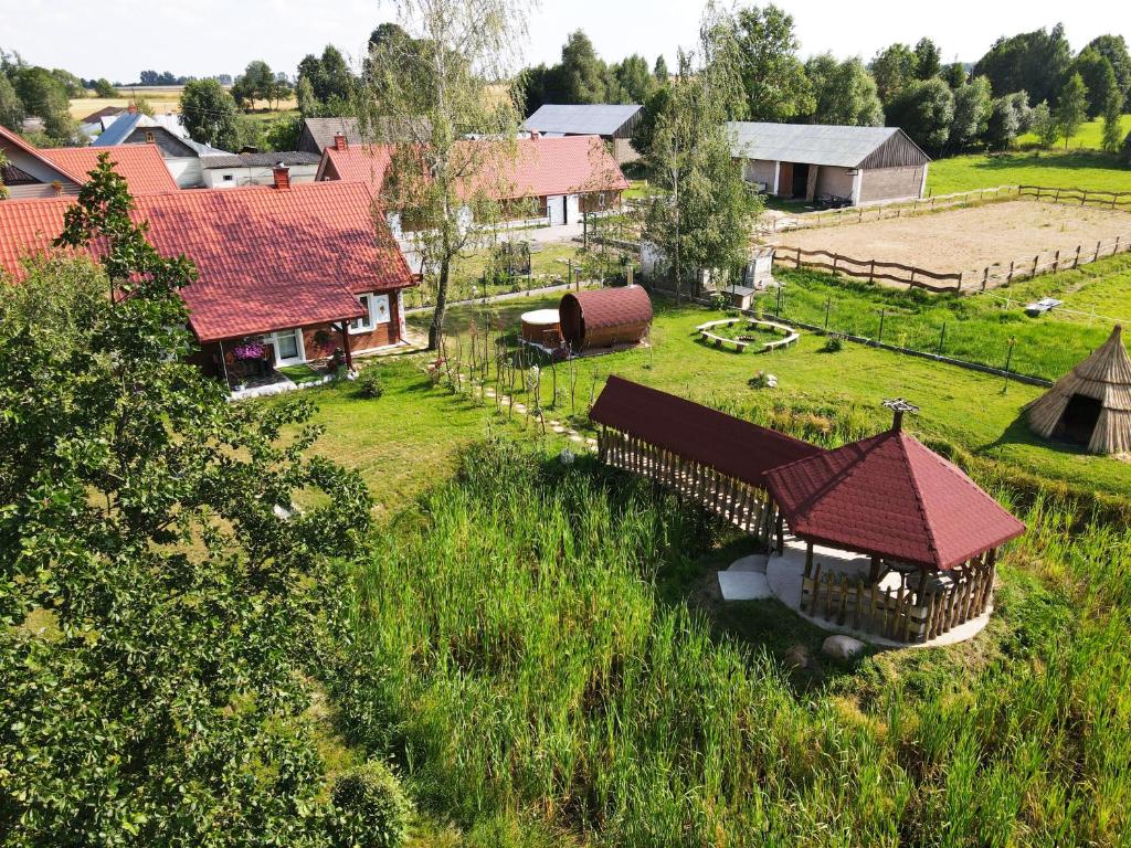 Dąbrowa Grodzieńska-WieśHarasimówka的享有带庭院的房屋的空中景致