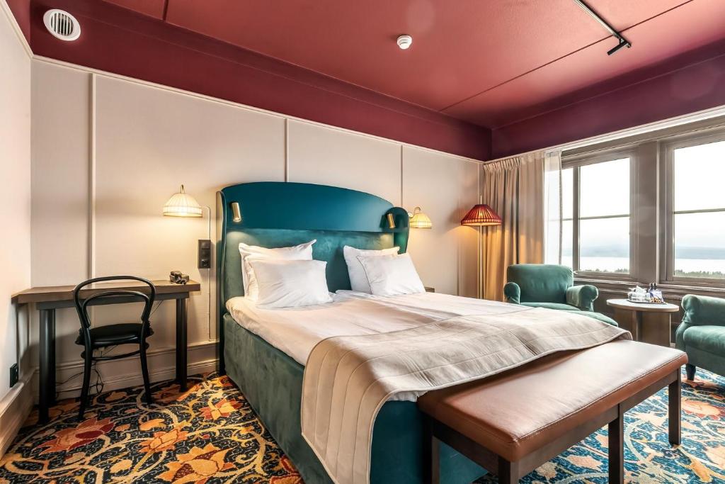 塔尔伯格Dalecarlia Hotel & Spa, BW Premier Collection的一间卧室配有一张大床和一把椅子