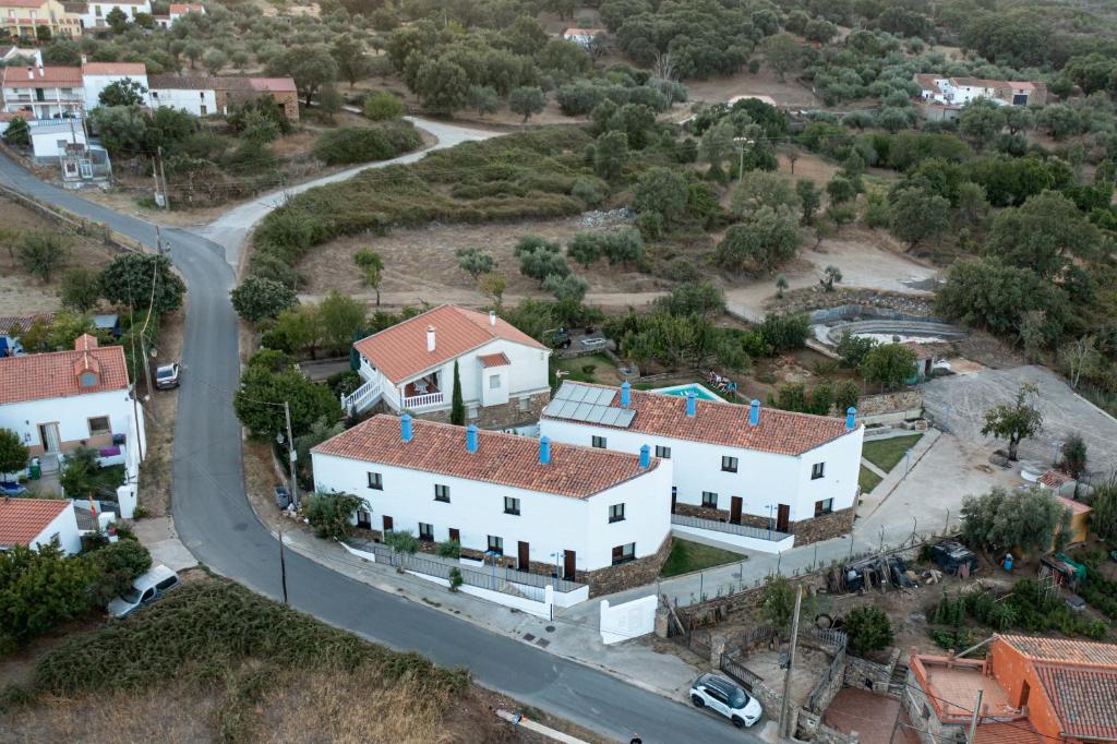 Casiñas BajasApartamentos Rurales la Campiña的白色房屋的村庄空中景观