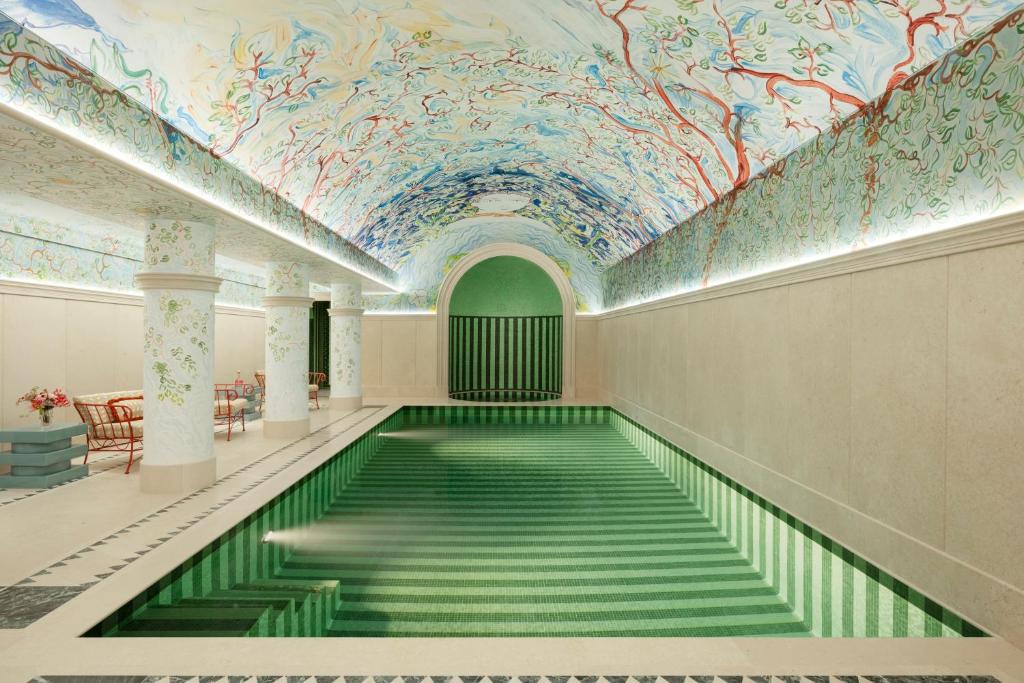 巴黎Le Grand Mazarin的天花板上有一幅画作的长走廊