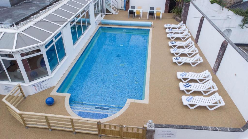 洛斯特威希尔福伊谷贝斯特韦斯特酒店的享有带躺椅的游泳池的顶部景致