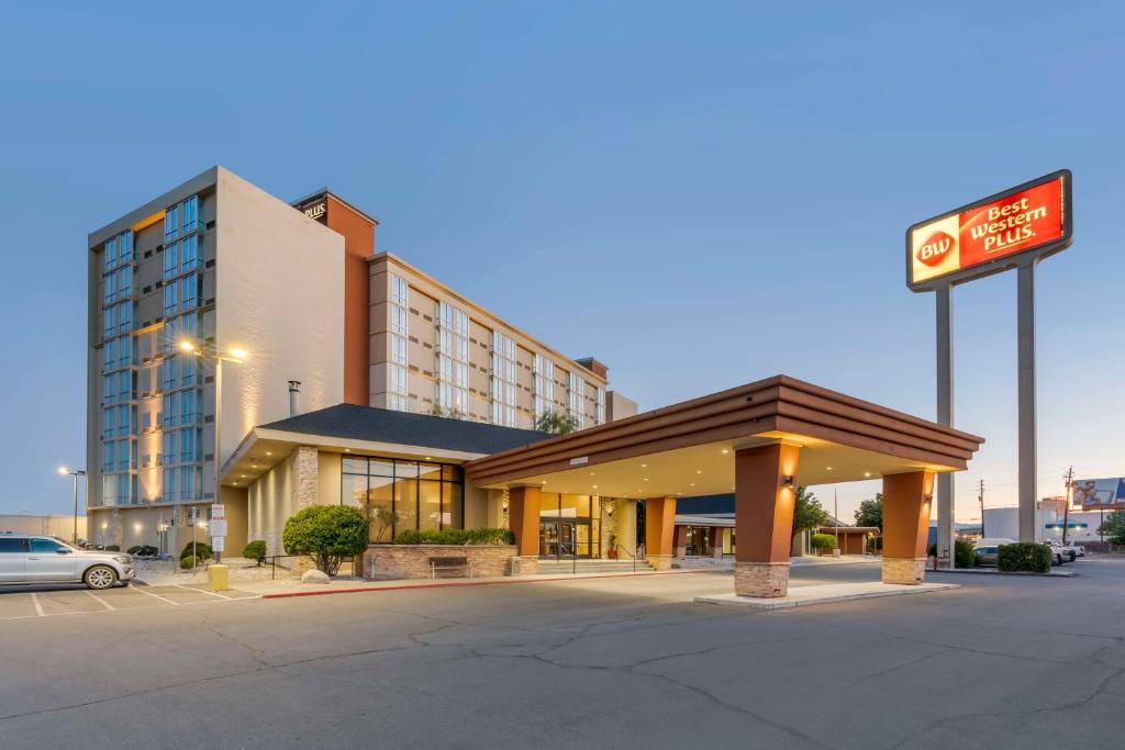 里诺Best Western Plus Sparks-Reno Hotel的建筑前有标志的酒店