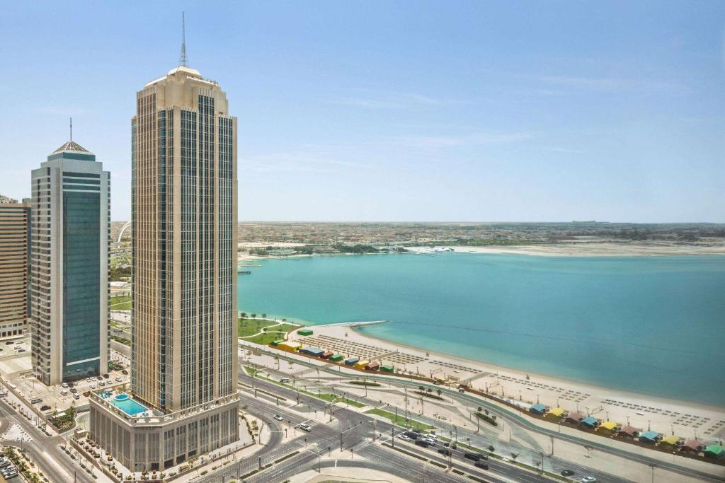 多哈Wyndham Grand Doha West Bay Beach的城市高楼和水体的景色