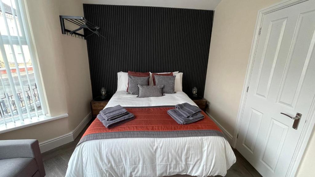 利物浦ANFIELD PLACE TO STAY的一间卧室配有带毛巾的床