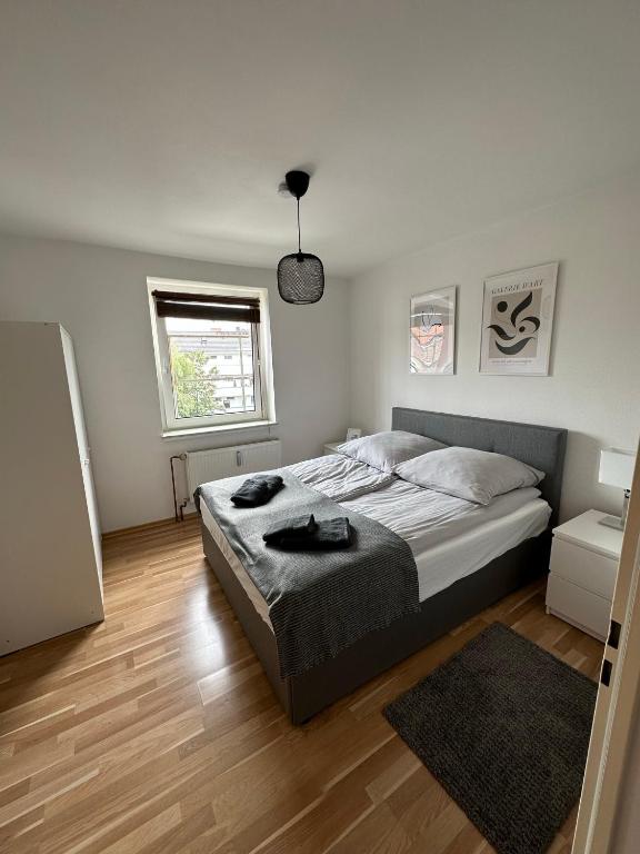 科隆Schöne Wohnung im Herzen von Köln Ehrenfeld的一间卧室设有一张大床,铺有木地板