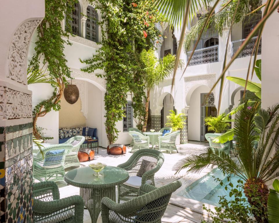 马拉喀什里亚德伊德拉酒店的庭院设有桌椅和植物