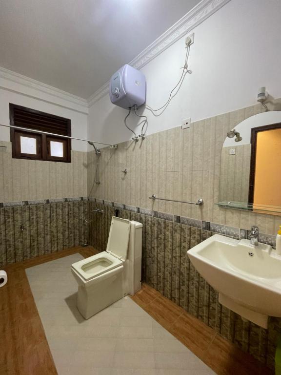 康提Rusty Bunk Villa的一间带卫生间、水槽和摄像机的浴室