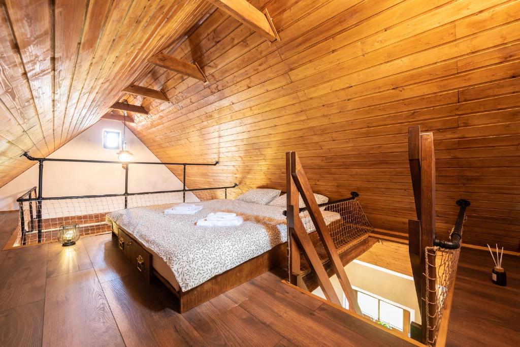 巴甫洛夫Na cestě的卧室配有木墙内的一张床