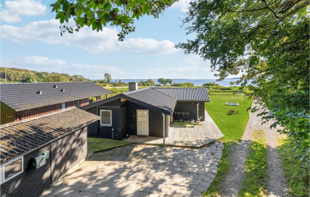 HårbyAmazing Home In Haarby With House Sea View的享有带庭院的房屋的空中景致