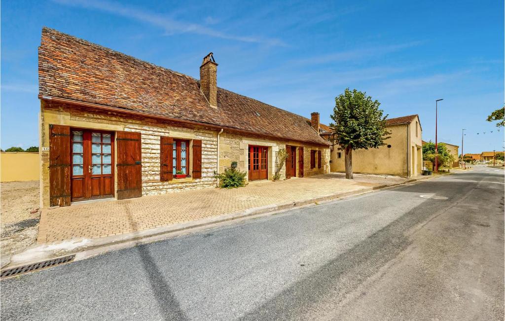 SaussignacNice Home In St Pierre Deyraud With Outdoor Swimming Pool的街道边的旧砖楼