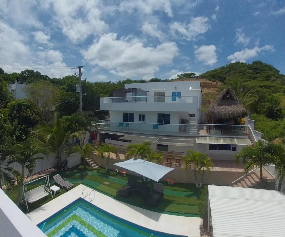 巴兰基亚Cabaña villa kary的享有带游泳池的房屋的空中景致