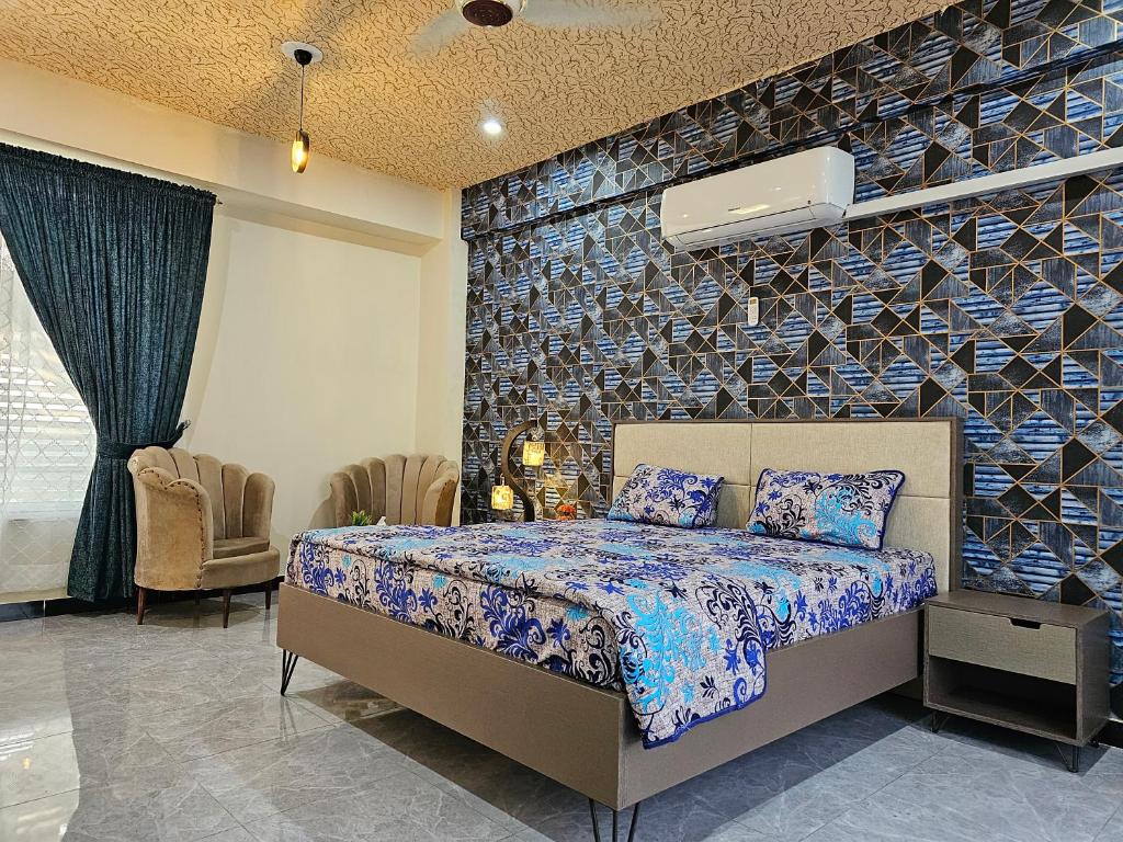 伊斯兰堡Motorway Majesty Suites Islamabad - Near Islamabad International Airport and Motorway的一间卧室设有一张床和石墙