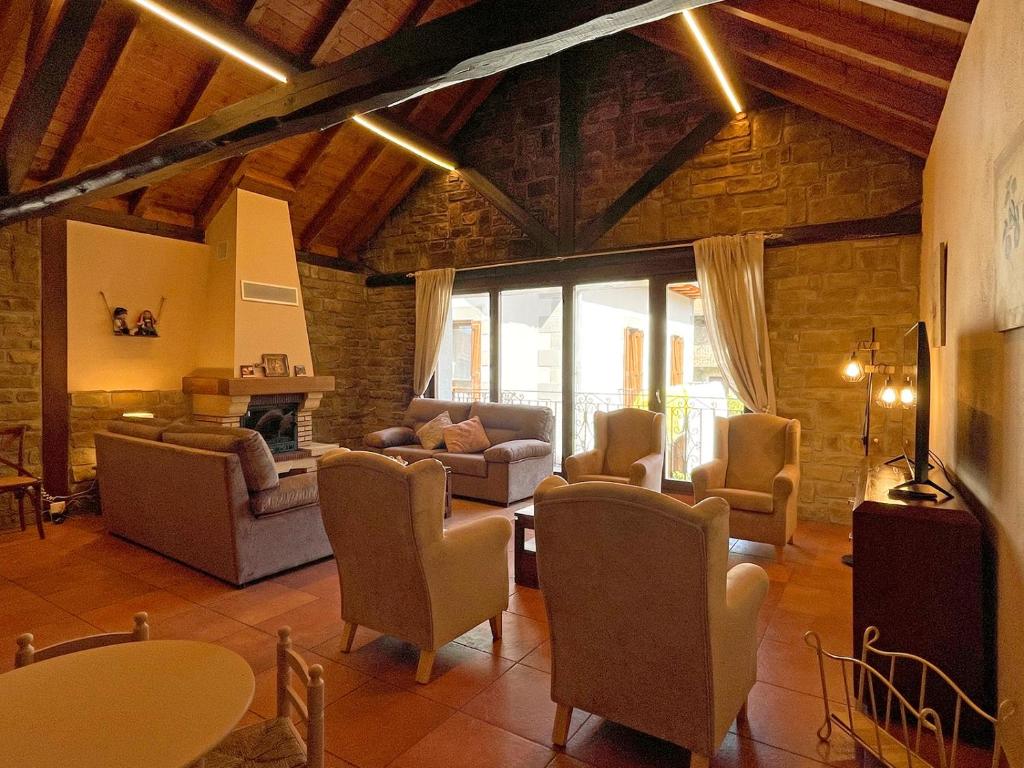 伊萨瓦Casa Rural juaningratxi的带沙发和椅子的客厅以及壁炉