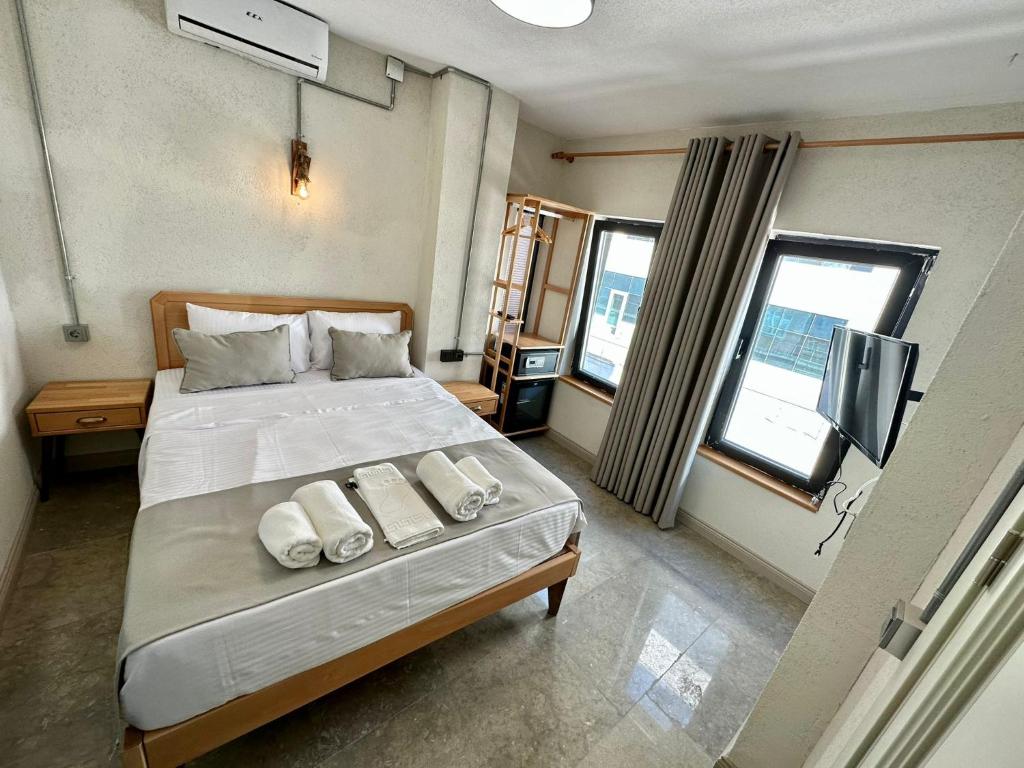 伊斯坦布尔Elegance House Hotel的一间卧室配有一张床,上面有两条毛巾