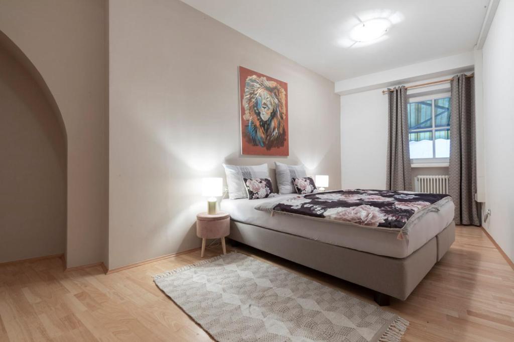 阿皮亚诺苏拉斯特拉达Apartment Perwanger的卧室配有一张床,墙上挂有绘画作品