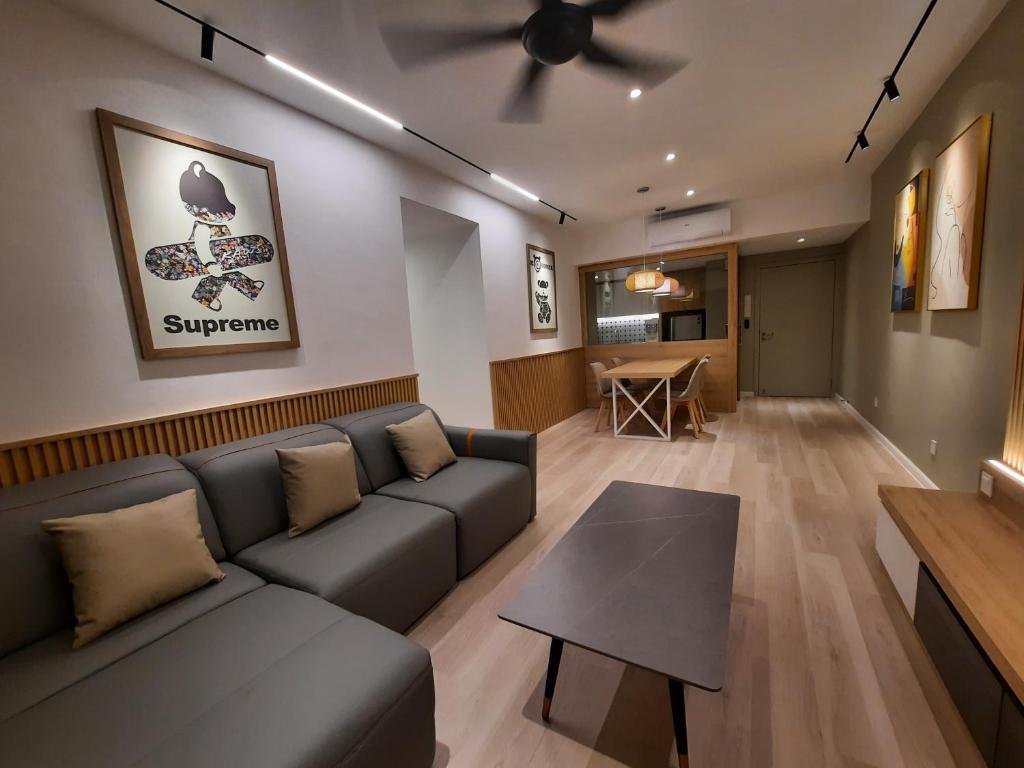 马六甲Melaka Homestay Best in Town 6+3 paxs的客厅配有沙发和桌子