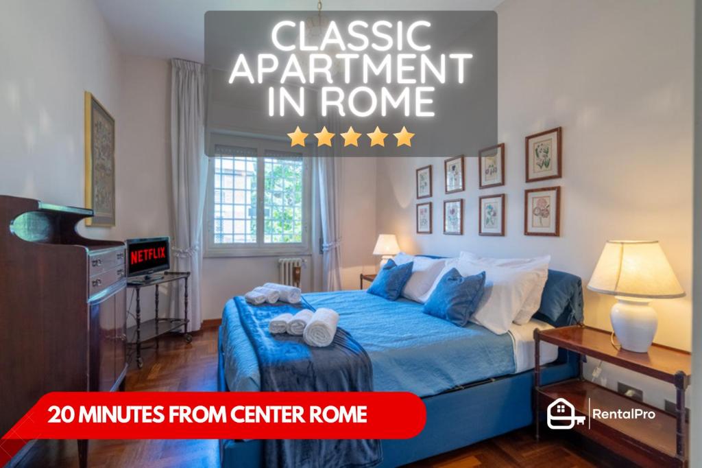 罗马{Free Parking} WI-FI - Netflix & A/C的一间卧室配有蓝色的床和电视