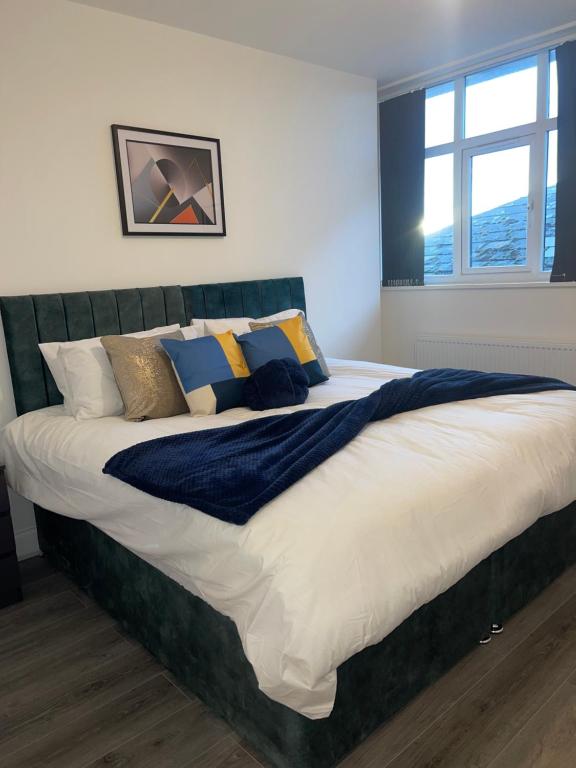 弗特威克Flitwick Luxury 3 Bedroom Apartment的一间卧室配有一张带枕头的大床