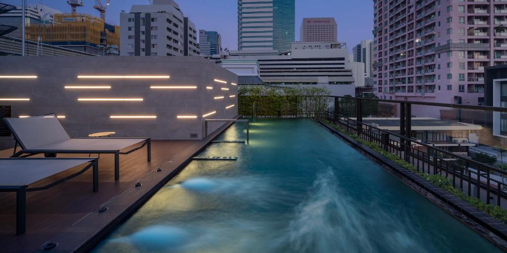 曼谷PASSA Hotel Bangkok的建筑物屋顶上的游泳池