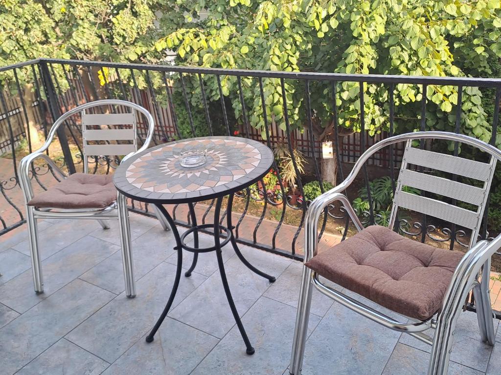 AfumaţiPensiunea Theo Enelid的庭院桌子和两把椅子以及桌椅