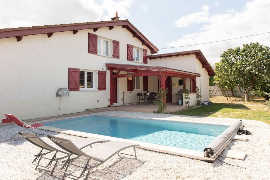 圣洛贝斯Villa Saint Loubès的别墅前设有游泳池