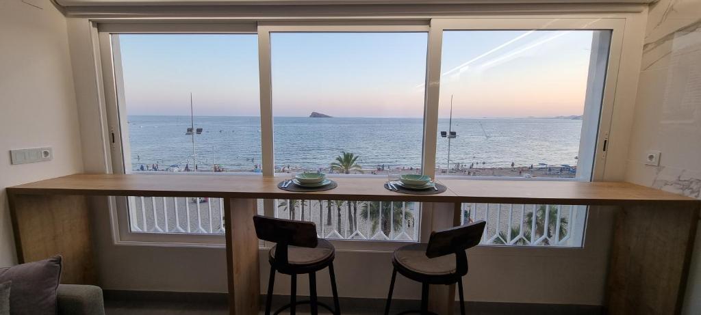 贝尼多姆Principado Benidorm Suites Levante的海景大窗户