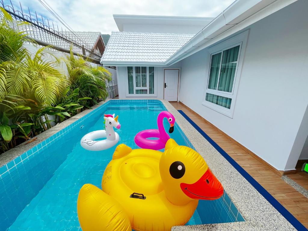 南芭堤雅Pattaya Aqua Villa - Pool - Kitchen - BBQ - Smart TV的一个带橡皮鸭充气泳池玩具的游泳池