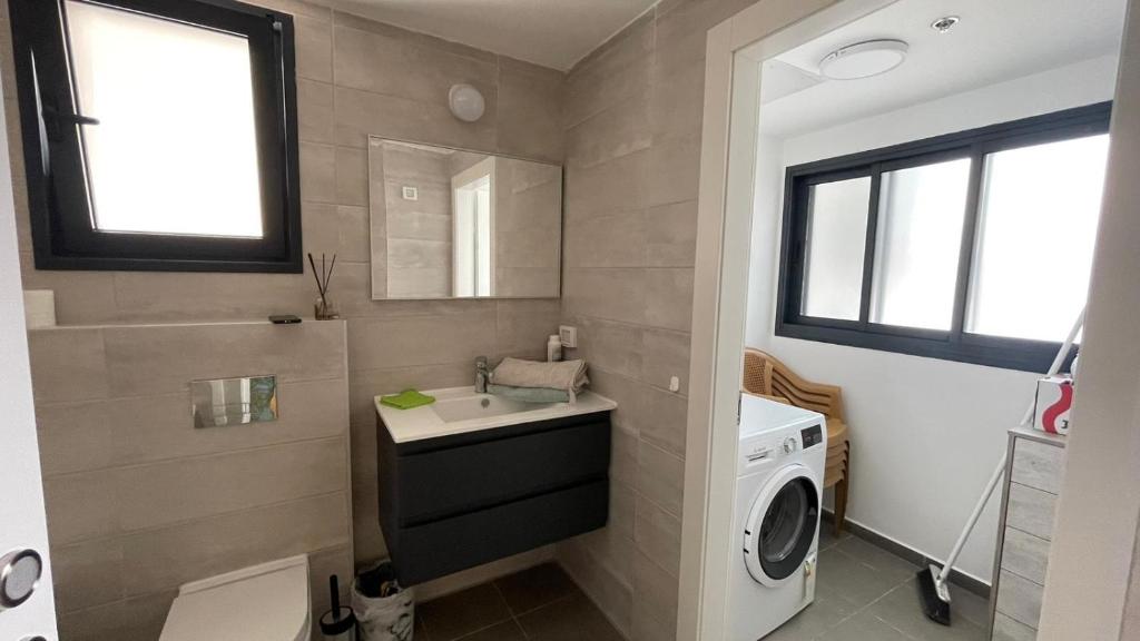 阿卡Apartment in Akko with Sea View的一间带水槽和洗衣机的浴室
