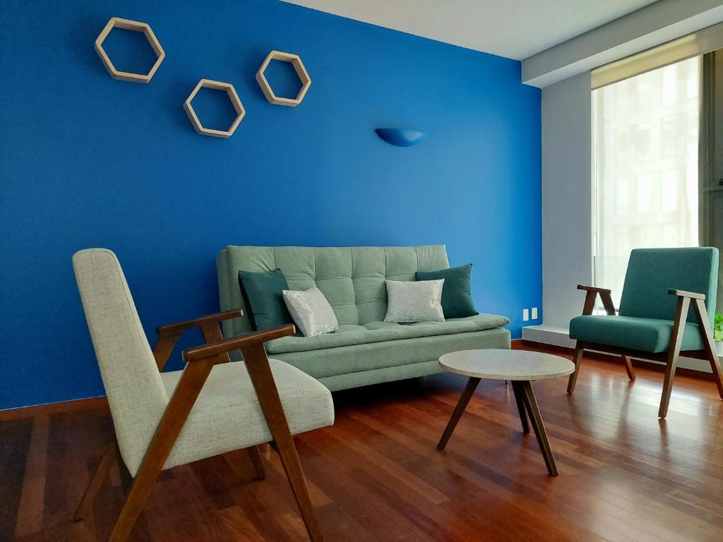 墨西哥城Punto Alameda - Reforma的蓝色的客厅配有沙发和两把椅子