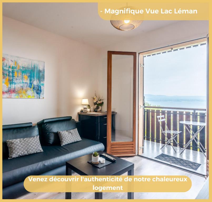 埃维昂莱班Appartement T2 Vue Lac Léman Evian les Bains的带沙发的客厅和阳台