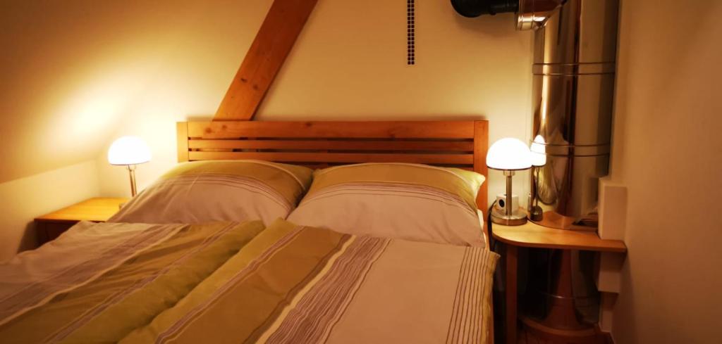 Chalet-Südsteiermark - traumhafte Aussicht, Infinity Pool, Privatsphäre, Klima und de-luxe Ausstattung客房内的一张或多张床位