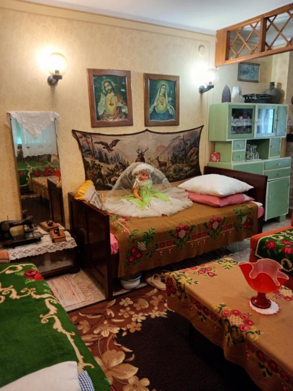 KaranacApartments Bakine Čarolije的一间卧室配有两张床和镜子