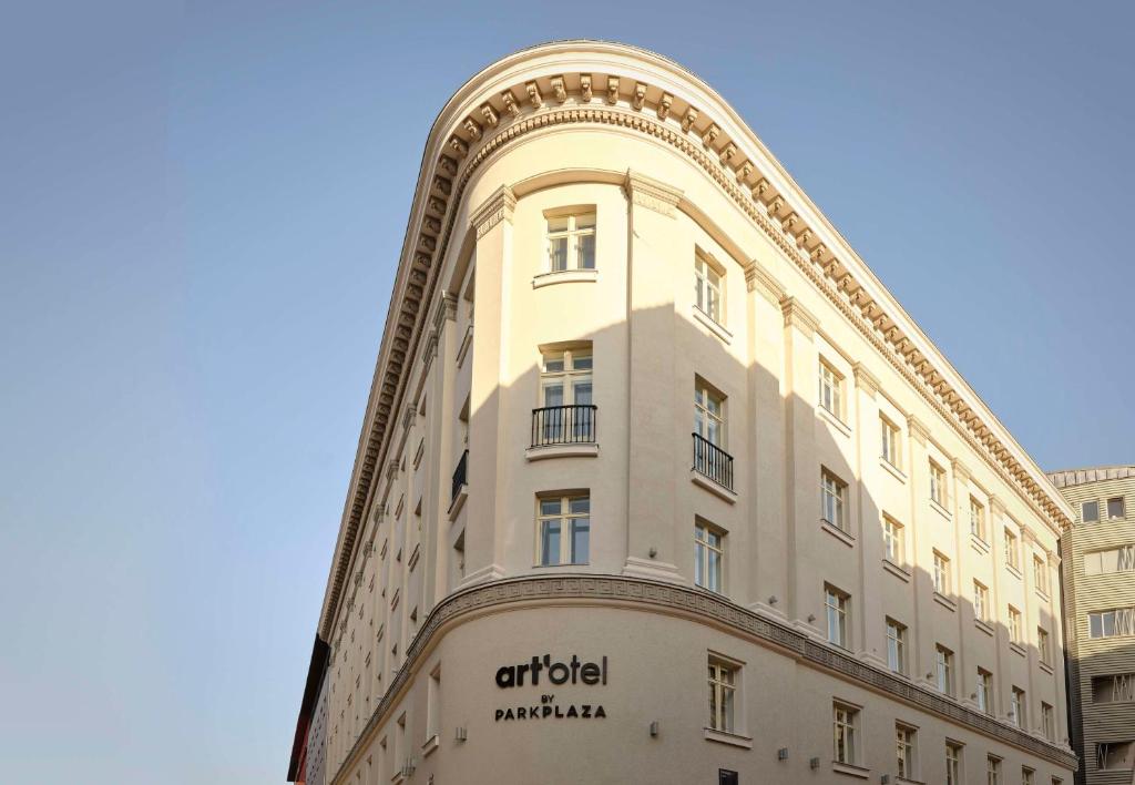 萨格勒布art'otel Zagreb, Powered by Radisson Hotels的建筑的侧面有标志