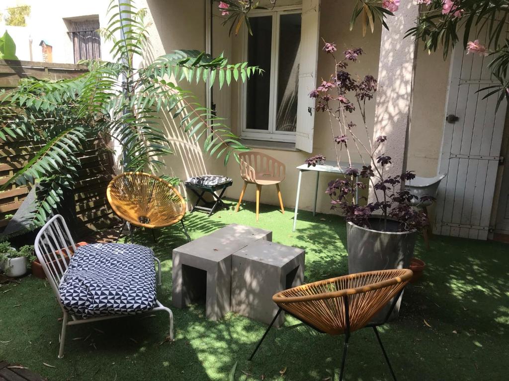 波尔多Le Patio的庭院设有桌椅和植物