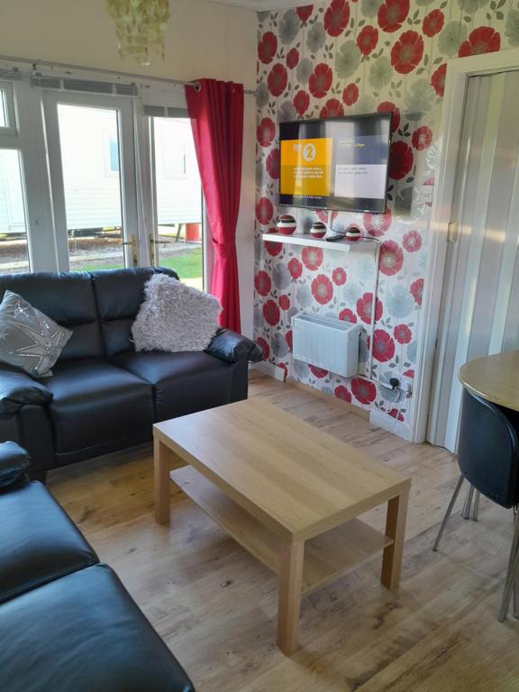 梅布尔索普B8 lovely chalet的带沙发和咖啡桌的客厅