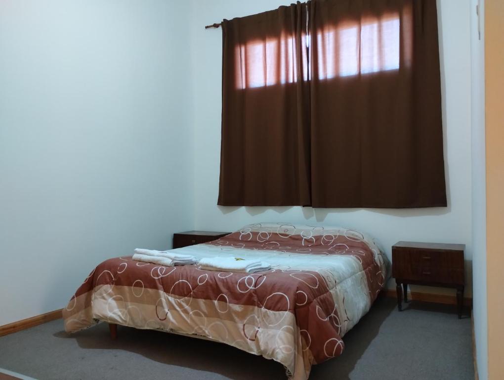 圣马丁Yellow的一间卧室设有一张床和一个窗口