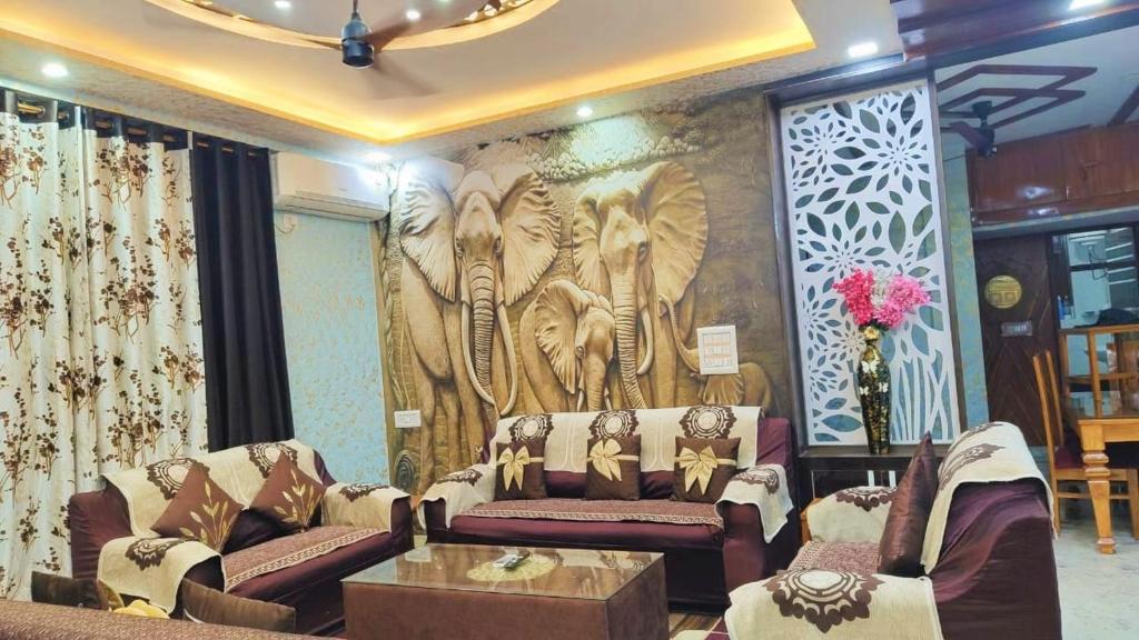 加济阿巴德Luxurious 3 BHK Flat in Ghaziabad的带沙发的客厅和大象壁画