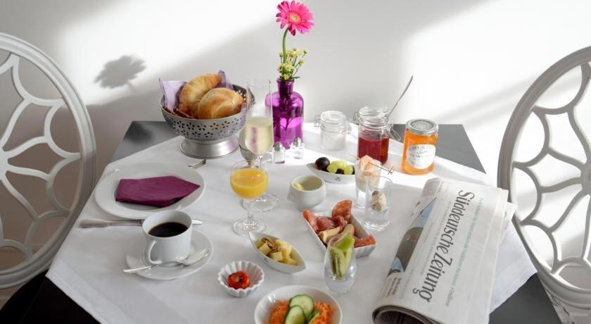 卡尔斯巴德阿尔特阿波蒂克住宿加早餐旅馆的一张桌子,上面有早餐食品和饮料