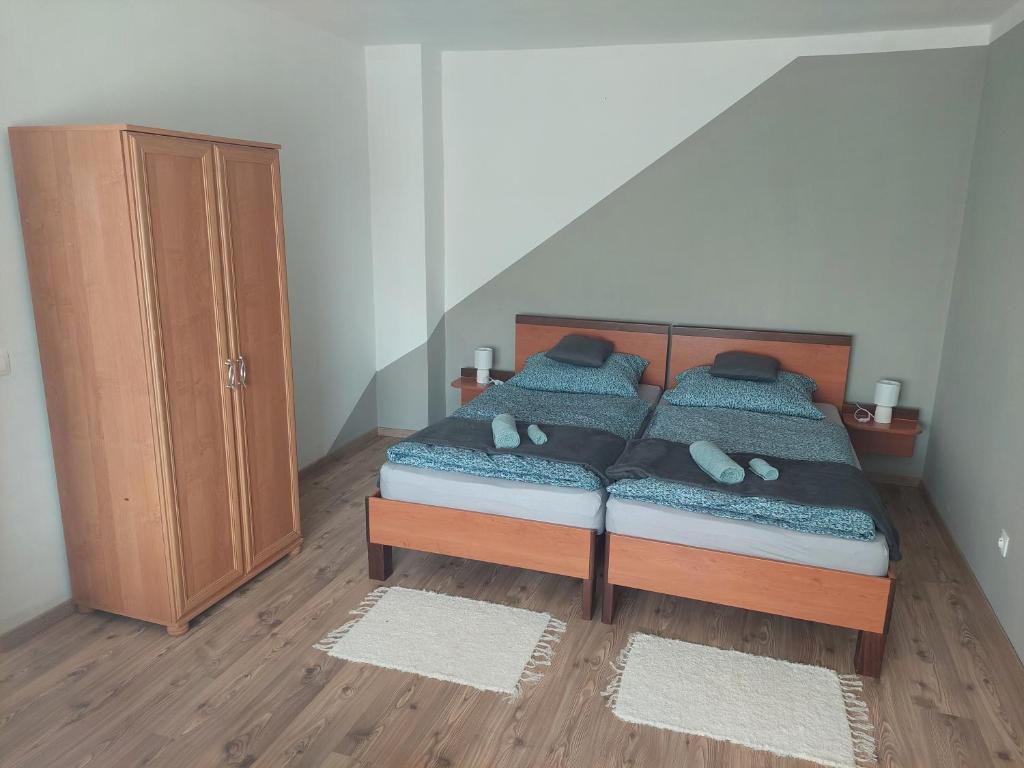 巴拉顿菲赖德Jani vendégház的一间卧室配有一张床和一个木制橱柜