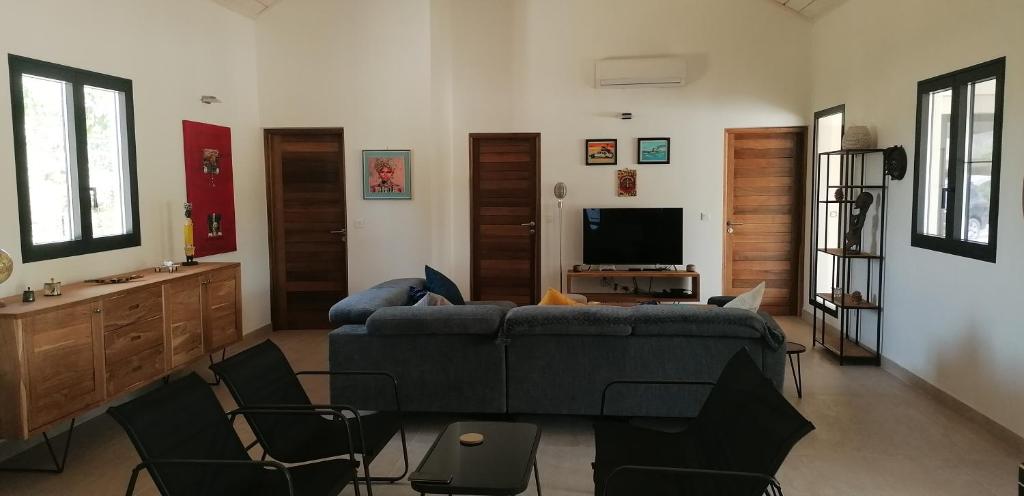 Boukot OuolofVilla Blue的带沙发和电视的客厅