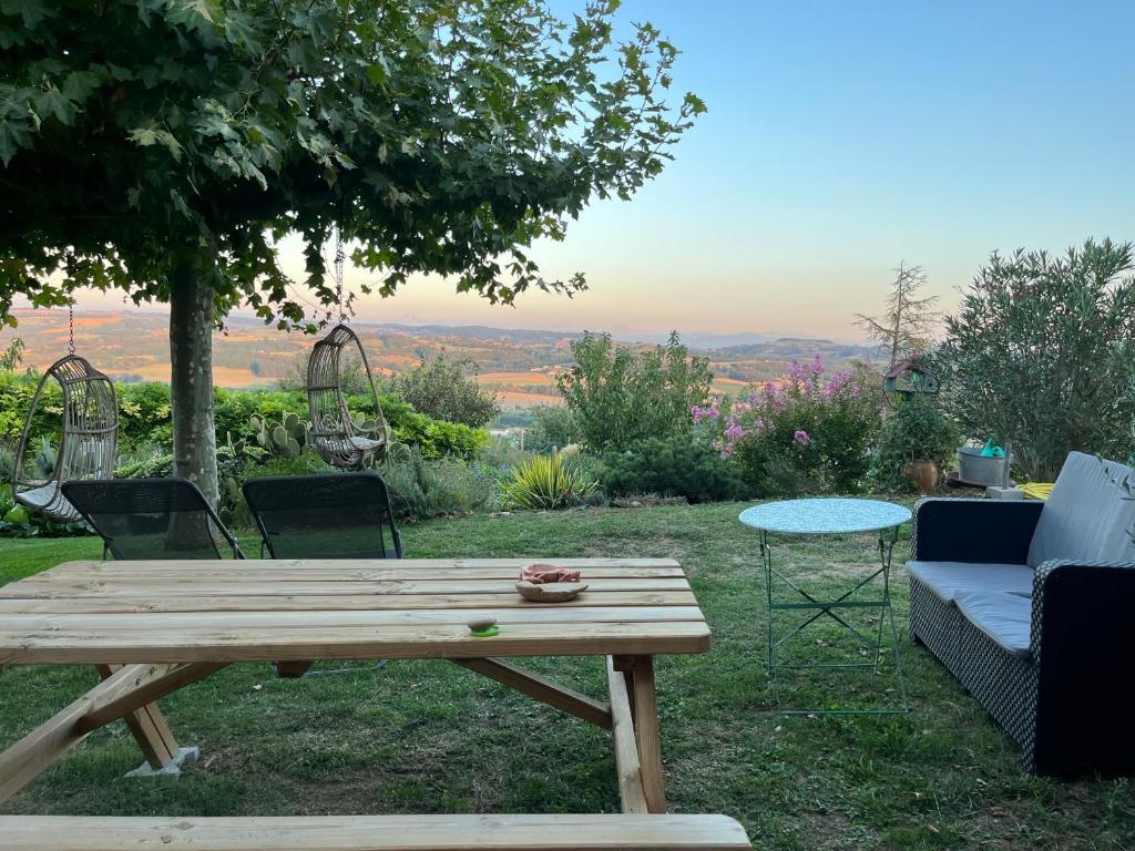 Châteauneuf-de-GalaureFiguets 3的院子里的一张木头野餐桌和椅子