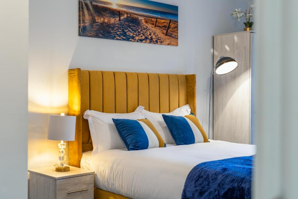 伯明翰Birmingham City Center - Luxury Stay 86的一间卧室配有一张带蓝色和白色枕头的床