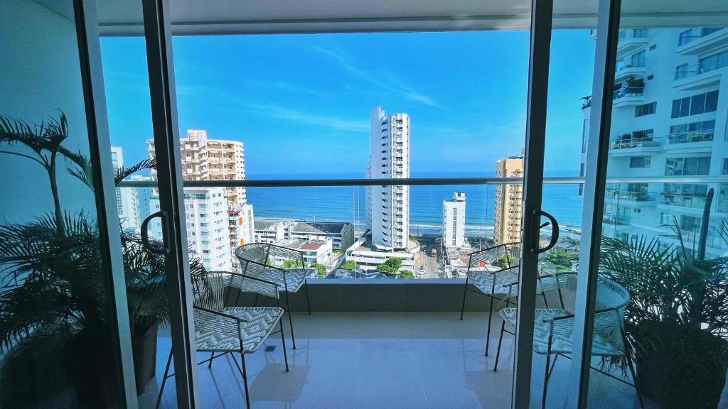卡塔赫纳Cartagena Seaview Elegance的市景阳台配有椅子