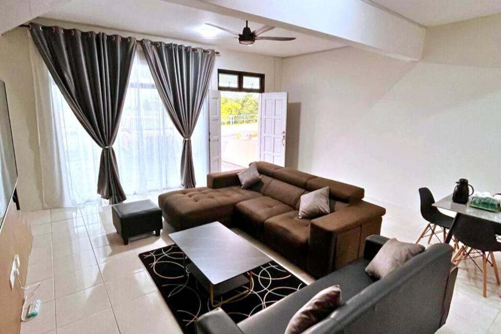 Kampong Alor GajahSuria Villa @ 5 mins A'famosa Resort的客厅配有沙发和桌子