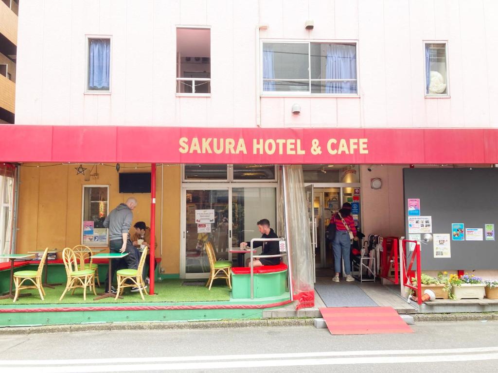 东京神保町樱花酒店的餐馆,有人坐在大楼外的桌子上