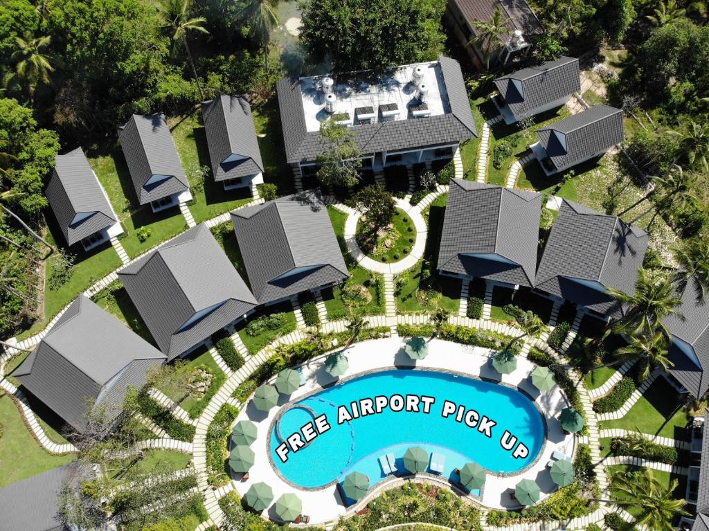 富国Kingo Retreat Resort的享有带游泳池的度假村的空中景致