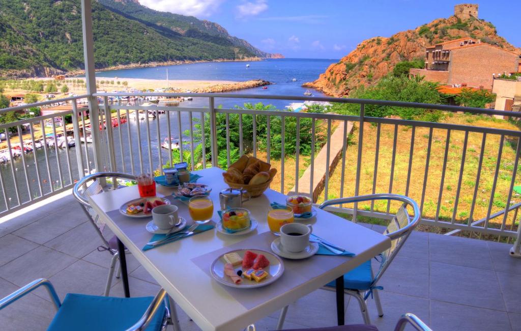 波尔图地中海酒店的阳台上的餐桌和食物,享有海景