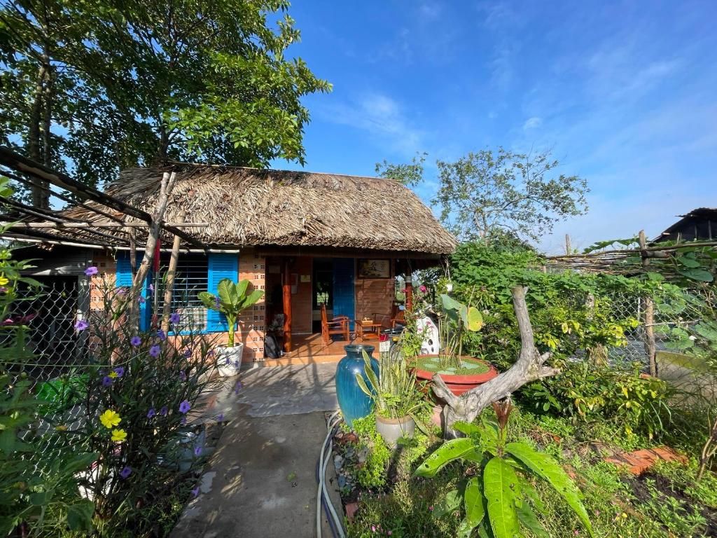Tây NinhVong Nguyet Homestay - Entire Bungalow 36m2的茅草屋顶的小房子