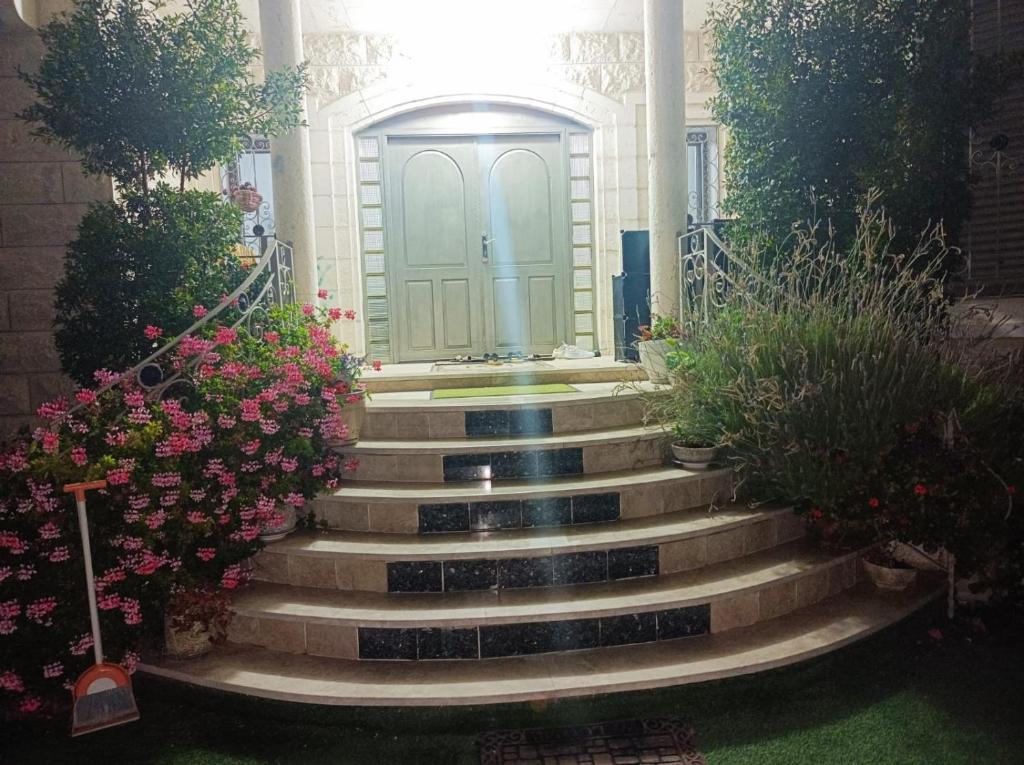 耶路撒冷Jerusalem Villa的鲜花楼梯房子的前门