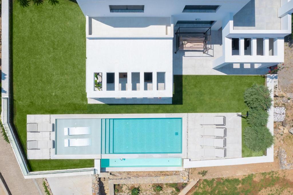 科斯基努Villa La Bianca的享有带游泳池的房屋的空中景致